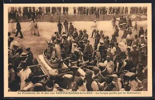 AK Saintes-Maries-de-la-Mer, La procession du 25 mai, barque portée par les Bohémiens