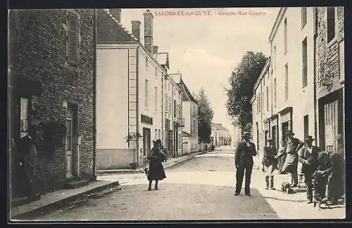 AK Salornay-sur-Guye, Grande-Rue Gandin, Einwohner auf der Strasse