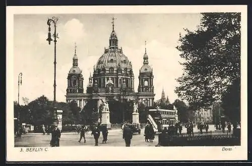 AK Berlin, Bus und Passanten vor dem Dom