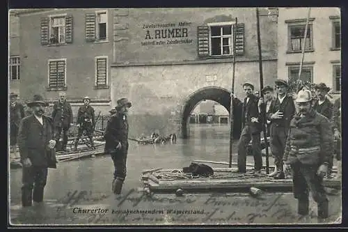 AK Feldkirch, Hochwasserkatastrophe 1910 - Feuerwehrleute und Bürger auf Floss am Churertor bei abnehmendem Wasserstand