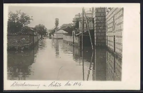 Foto-AK Skopje /Ueskueb, Strassenpartie unter Wasser, Hochwasser 1916