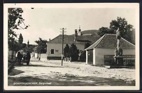 AK Donnerskirchen /Burgenland, Ortspartie mit Denkmal