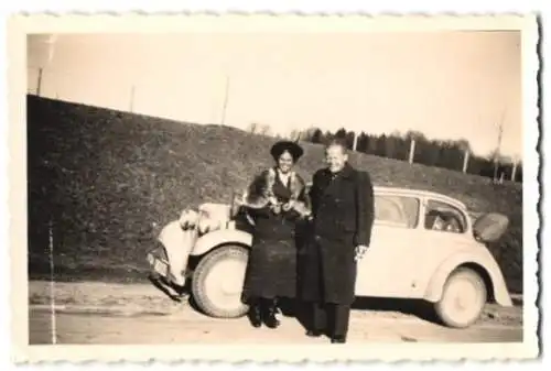 Fotografie Lohmüller, Bühl / Baden, Auto mit -Wimpel auf der Reichsautobahn Landesgrenze München 1938