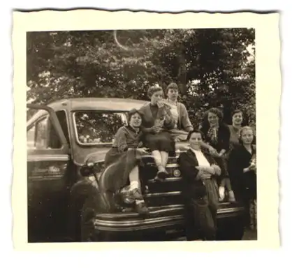 Fotografie Bus, hübsche junge Frauen posieren am Omnibus, Reisebus