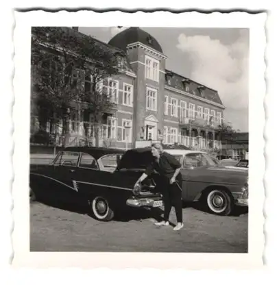 Fotografie Atelier Noll, Wanne-Eickel, Ansicht Kampen / Sylt, Kurhaus Kampen, Auto Opel, Blonde Frau am Kofferraum