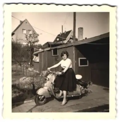 Fotografie Motorrad NSU Lambretta, hübsche junge Frau mit Motorroller