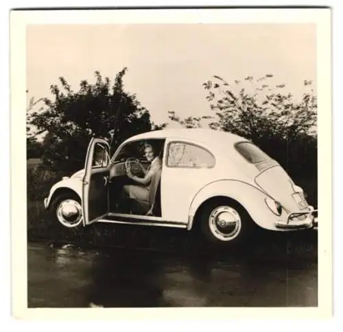 Fotografie Auto Volkswagen VW Käfer, Blonde Hausfrau im PKW mit Kennzeichen Berlin