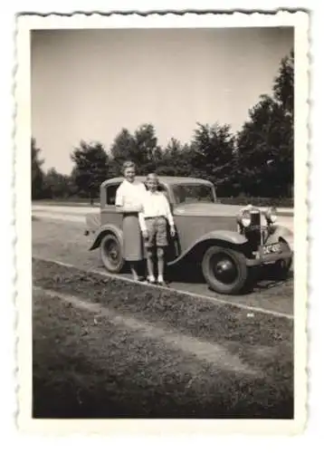 Fotografie B. Steinborn, Bad Schmiedeberg, Auto Opel, Mutter & Sohn nebst PKW