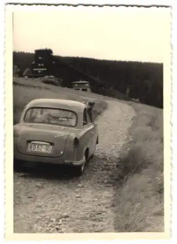 Fotografie Robert Zengli, Schwerin i. M., Ansicht Oberwiesenthal, Auto Sachsenring Trabant Trabi vor Skisprungschanze