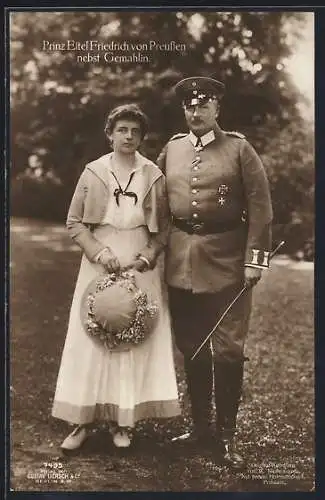 AK Prinz Eitel Friedrich von Preussen in Uniform mit Orden nebst Gemahlin, die ihren Hut in d.Händen hält