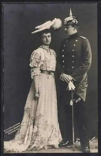 AK Prinz Eitel Friedrich von Preussen mit Pickelhaube und Degen schaut zu seiner Gattin mit Hut und schönen Kleid