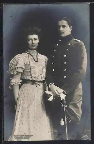 AK Prinz Eitel Friedrich von Preussen in Uniform mit Degen und seiner Gemahlin im schönen Kleid