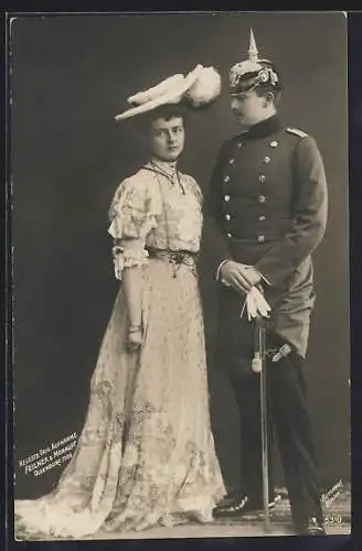 AK Prinz Eitel Friedrich von Preussen mit Pickelhaube und Degen schaut zu seiner Gattin mit Hut und schönen Kleid