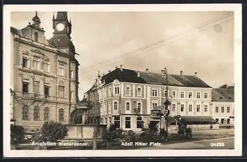 AK Amstetten, Kanzler Dollfussplatz mit Hotel Ginner und Brunnen