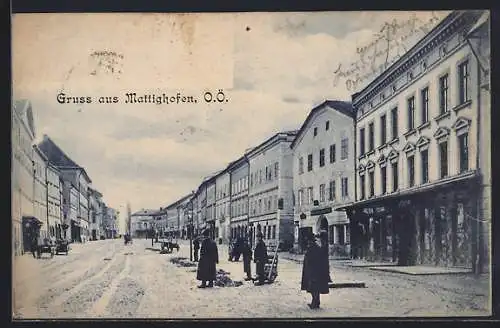 AK Mattighofen /O. Ö., Strassenpartie mit Geschäften, Strassenarbeiter