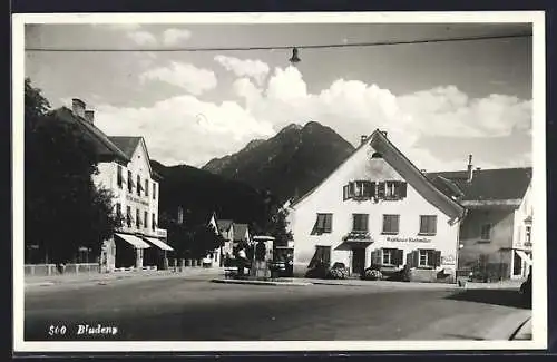 AK Bludenz, Platz mit Handlung Bickel und Gasthaus Riedmiller, Brunnen, Strasen