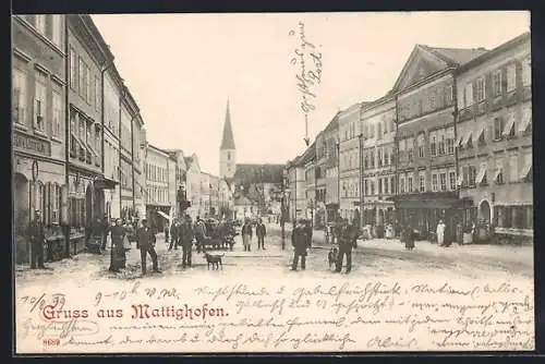 AK Mattighofen, Partie im Ort in einer belebten Strasse