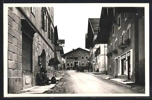 AK Taxenbach im Pinzgau, Strassenpartie mit Gasthaus zur Post, Gasthaus zum Taxwirt und Geschäften