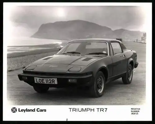 Fotografie Auto Leyland Triumph TR7, Sportwagen an Küstenpromenade, Werkfoto