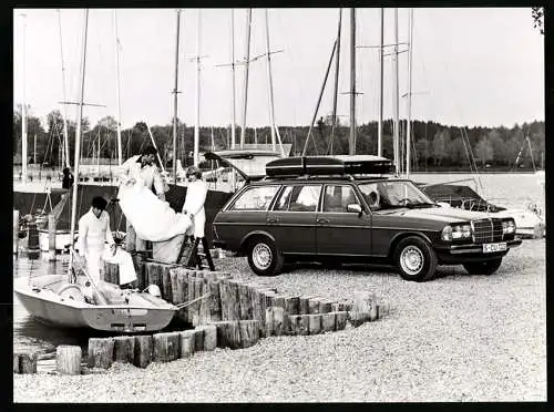 Fotografie Auto Mercedes Benz Kombi T-Modell, PKW in einem Yachthafen, Werkfoto