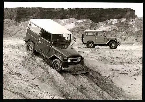 Fotografie Auto Toyota Landcruiser, Geländewagen auf einer Teststrecke, Werkfoto