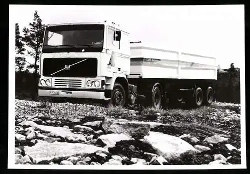 Fotografie Lastwagen Volvo, Sattelschlepper 12 Turbo 8 im Gelände, Werkfoto