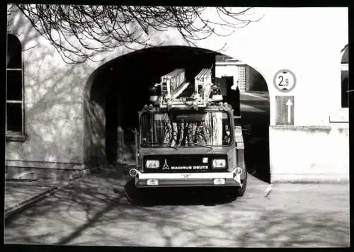 Fotografie Lastwagen Magirus-Deutz, Feuerwehr - Leiterwagen passiert niedrige Durchfahrt, Werkfoto