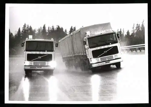 Fotografie Lastwagen Volvo 12 Turbo 8, LKW-Gliederzug beim Überholmanöver, Werkfoto