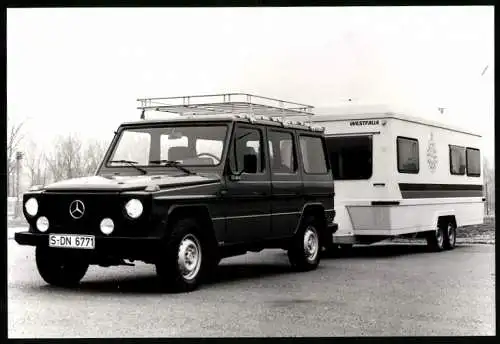 Fotografie Auto Mercedes Benz G-Modell, Geländewagen zieht Westfalia Wohnwagen, Werkfoto