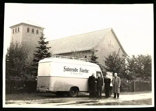 Fotografie unbekannter Fotograf, Ansicht Hitfeld / Buchholz, Lastwagen, Kastenwagen Fahrende Kirche St. Nikolaus Wagen