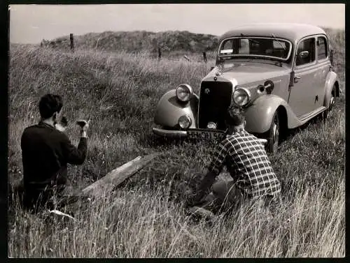 Fotografie Auto Mercedes Benz, Limousine mit Kennzeichen Hamburg im hohen Dünengras