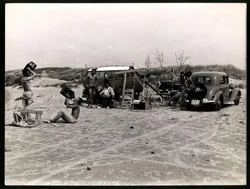 Fotografie Auto Mercedes Benz & Volkswagen VW Bulli T1, Ausflugsgesellschaft im Strand-Camp