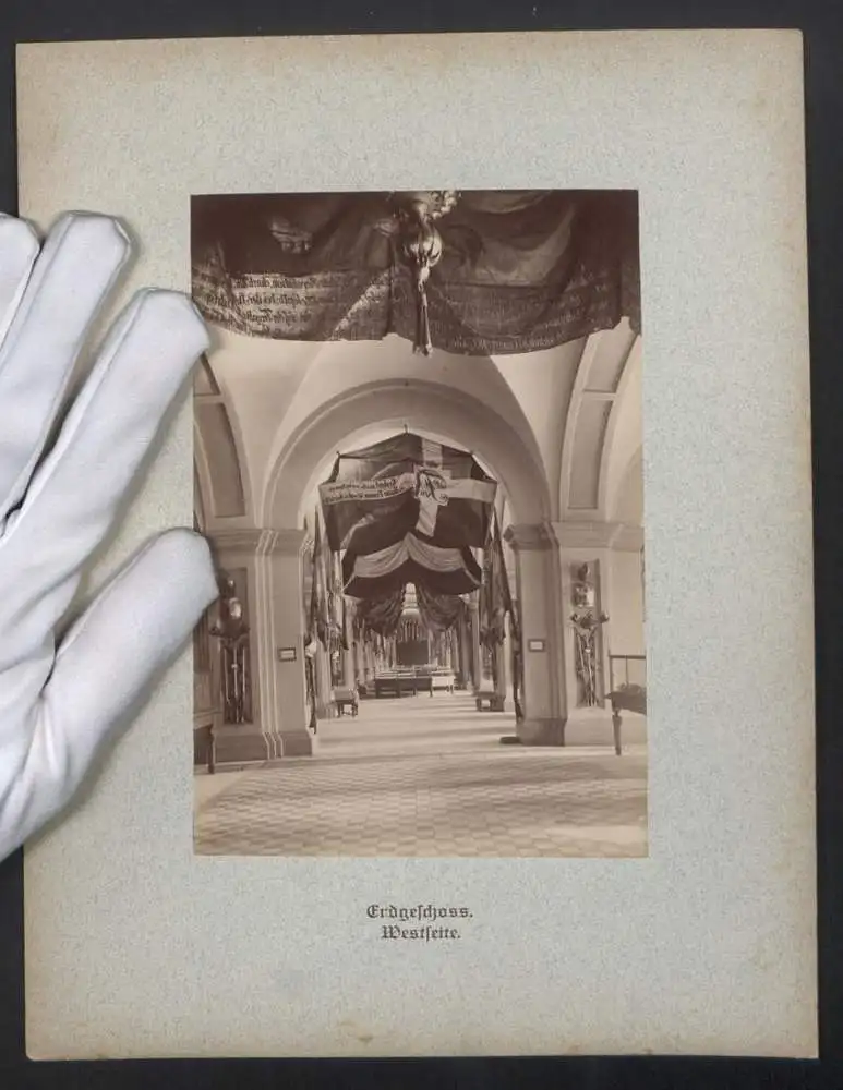 Fotomappe mit 32 Fotografien, Das Zeughaus zu Berlin, Lichthof, Aussenansicht, Geschützsammlung, Feldherrnhalle 1