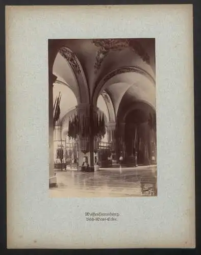 Fotomappe mit 32 Fotografien, Das Zeughaus zu Berlin, Lichthof, Aussenansicht, Geschützsammlung, Feldherrnhalle