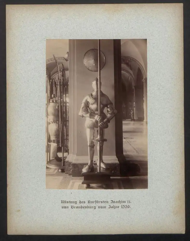 Fotomappe mit 32 Fotografien, Das Zeughaus zu Berlin, Lichthof, Aussenansicht, Geschützsammlung, Feldherrnhalle 13