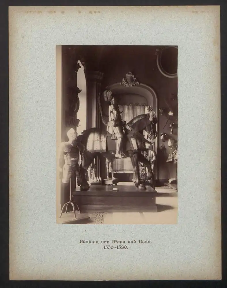 Fotomappe mit 32 Fotografien, Das Zeughaus zu Berlin, Lichthof, Aussenansicht, Geschützsammlung, Feldherrnhalle 15