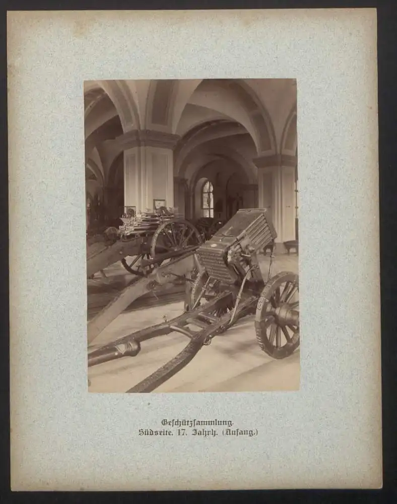 Fotomappe mit 32 Fotografien, Das Zeughaus zu Berlin, Lichthof, Aussenansicht, Geschützsammlung, Feldherrnhalle 16