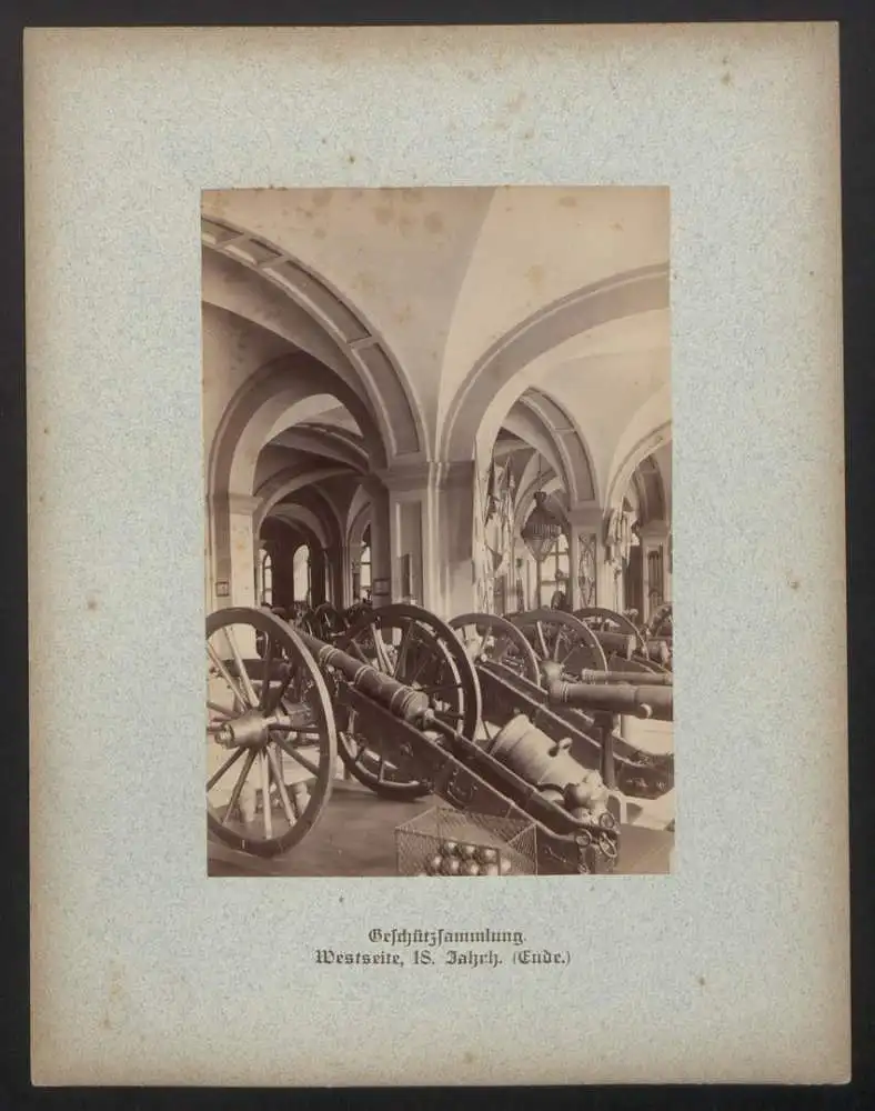 Fotomappe mit 32 Fotografien, Das Zeughaus zu Berlin, Lichthof, Aussenansicht, Geschützsammlung, Feldherrnhalle 18