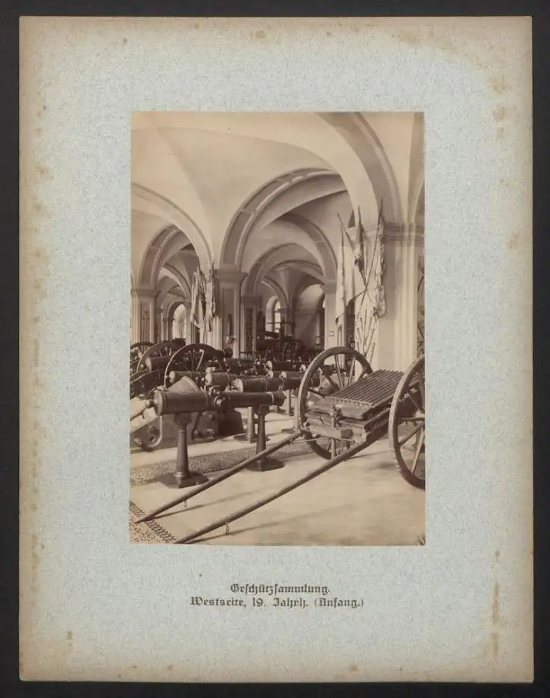 Fotomappe mit 32 Fotografien, Das Zeughaus zu Berlin, Lichthof, Aussenansicht, Geschützsammlung, Feldherrnhalle 19