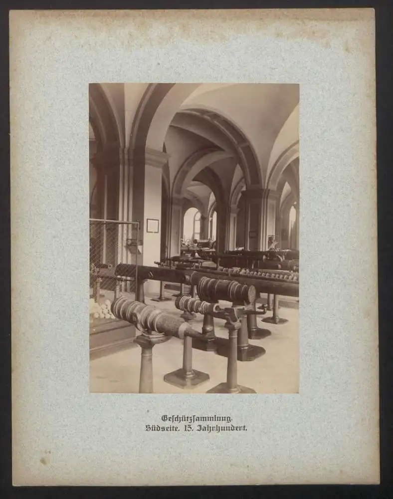 Fotomappe mit 32 Fotografien, Das Zeughaus zu Berlin, Lichthof, Aussenansicht, Geschützsammlung, Feldherrnhalle 20