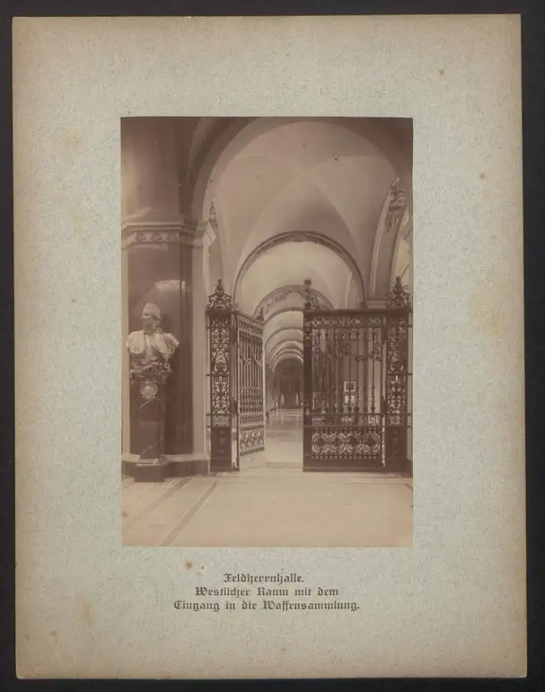 Fotomappe mit 32 Fotografien, Das Zeughaus zu Berlin, Lichthof, Aussenansicht, Geschützsammlung, Feldherrnhalle 23