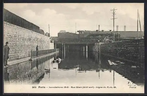 AK Paris, Inondations 1910, Rue Watt, Ligne du P.-L.-M.