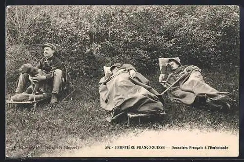 AK Frontière Franco-Suisse, Douaniers Francais à l`Embuscade, franz. Zöllner mit einem Diensthund an der Grenze