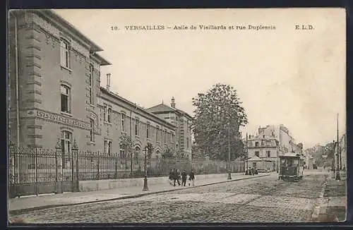 AK Versailles, Asile de Vieillards et rue Duplessis, Strassenbahn