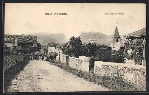 AK Milly-Lamartine, Strassenpartie mit Kirchturm