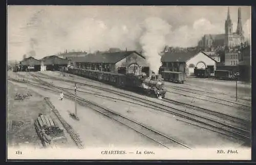 AK Chartres, La Gare avec un train