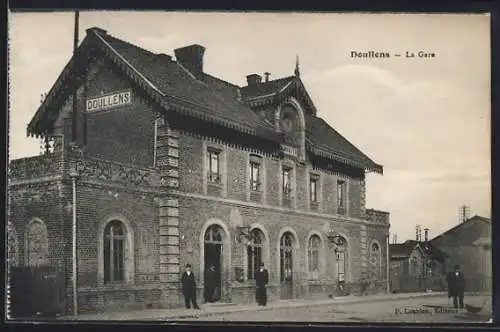 AK Doullens, La Gare, Bahnhof