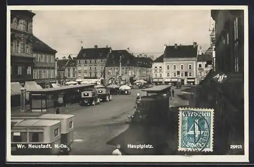 AK Wr. Neustadt /N.-Ö., Hauptplatz mit Autobussen und Marktständen aus der Vogelschau