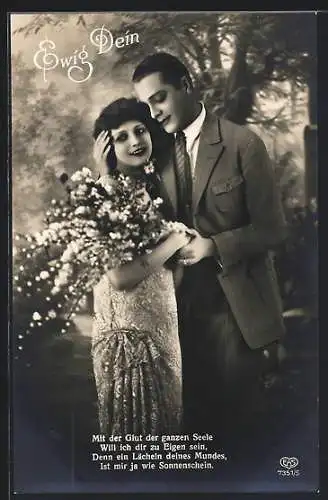 Foto-AK EAS Nr. 7351 /5: Liebespaar in inniger Pose, sie mit einem Blumenstrauss