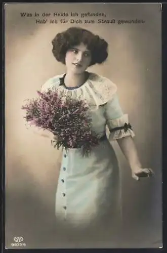 Foto-AK EAS Nr. 9833 /6: Junge Frau mit einem Blumenstrauss